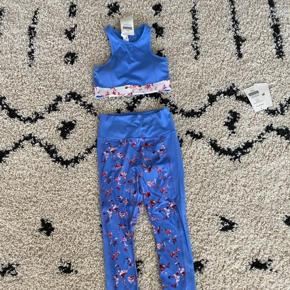 BNWT Fabletics Blue Floral Outfit - Picture 3 of 3